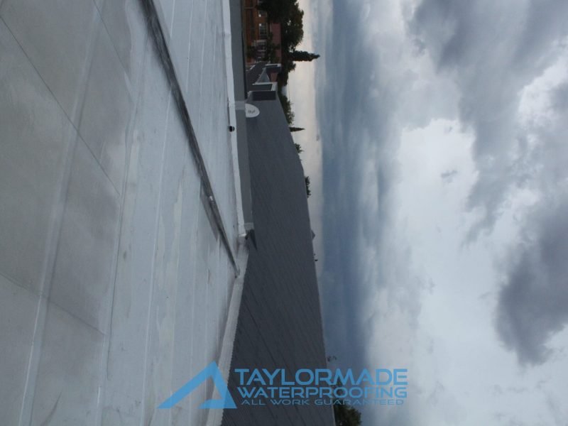 Corrugated roof fully covered with membranes and painting applied, showing uniform and durable protection.